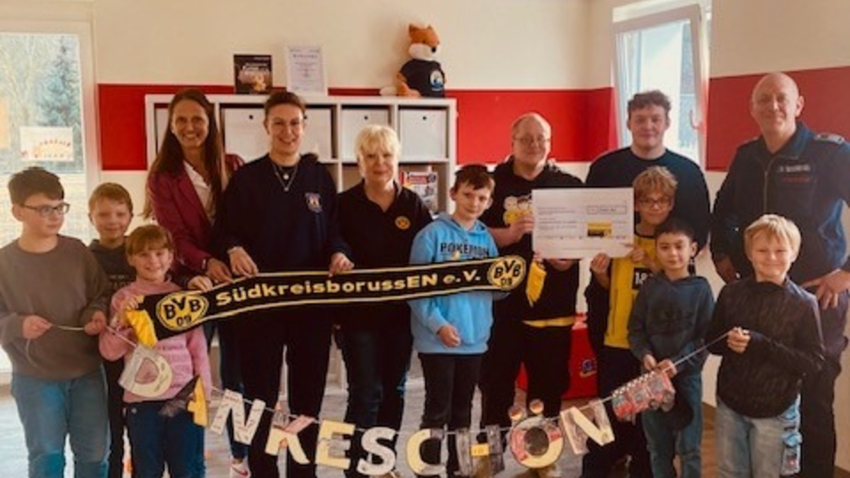 FW-EN: Großzügige Spende für die Kinderfeuerwehr Ennepetal - Dank an den BVB-Fanclub SüdkreisborussEN e.V. - Foto: presseportal.de