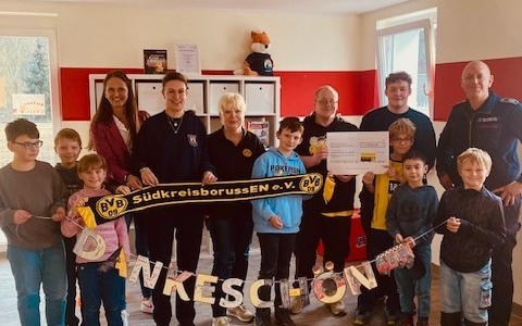 FW-EN: Großzügige Spende für die Kinderfeuerwehr Ennepetal - Dank an den BVB-Fanclub SüdkreisborussEN e.V. - Foto: presseportal.de