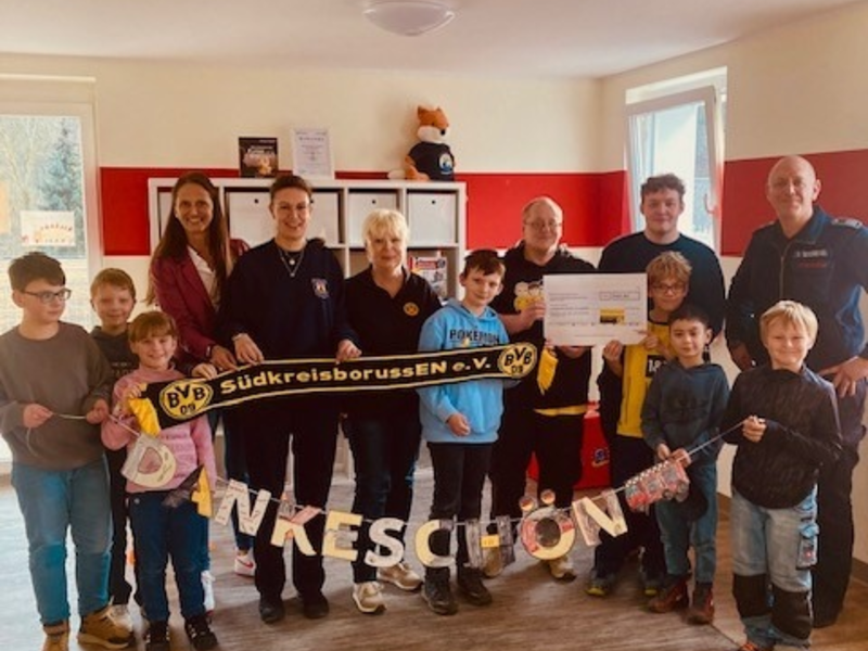 FW-EN: Großzügige Spende für die Kinderfeuerwehr Ennepetal - Dank an den BVB-Fanclub SüdkreisborussEN e.V. - Foto: presseportal.de
