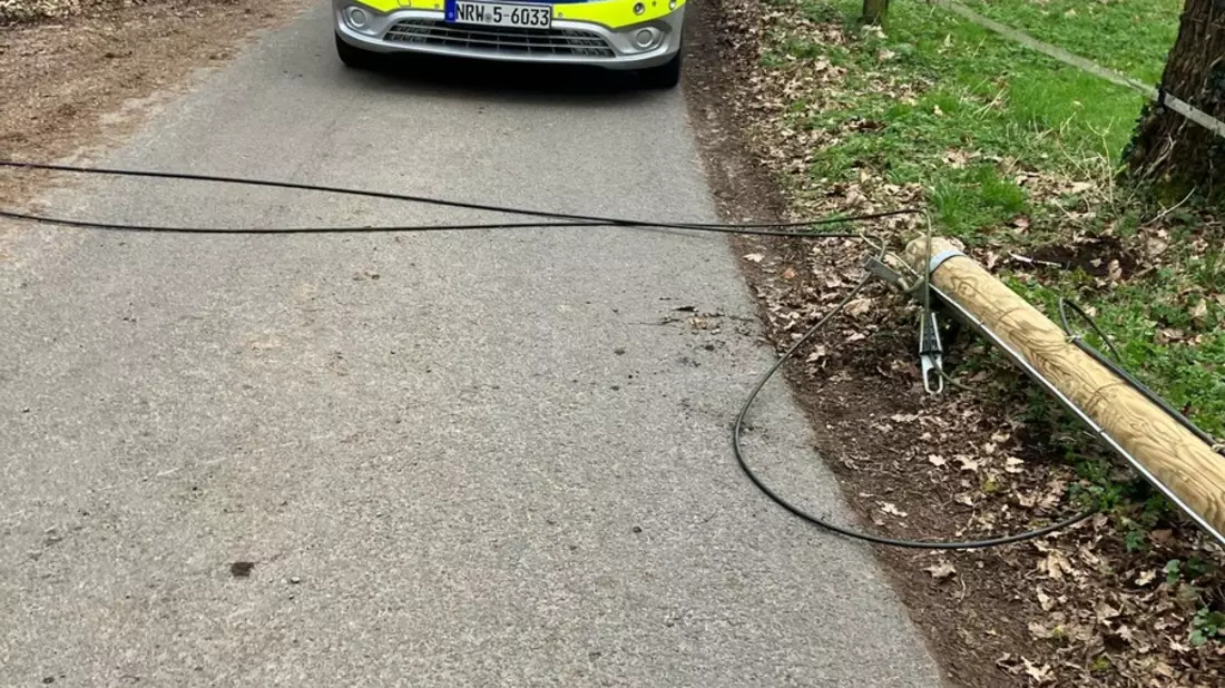 FW-Schermbeck: Telefonmast auf Fahrbahn - Bild: presseportal.de