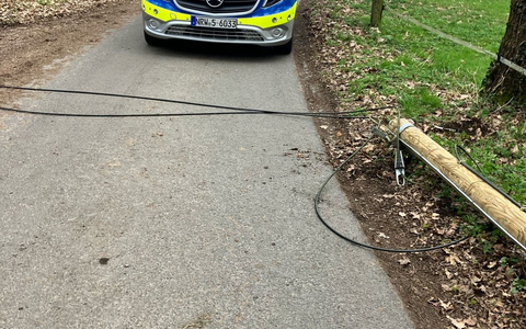 FW-Schermbeck: Telefonmast auf Fahrbahn - Foto: presseportal.de