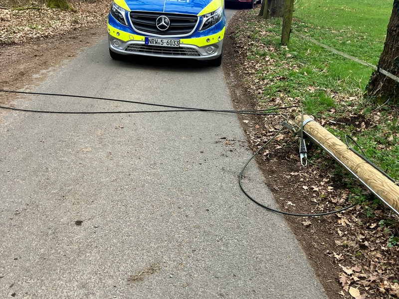 FW-Schermbeck: Telefonmast auf Fahrbahn - Foto: presseportal.de