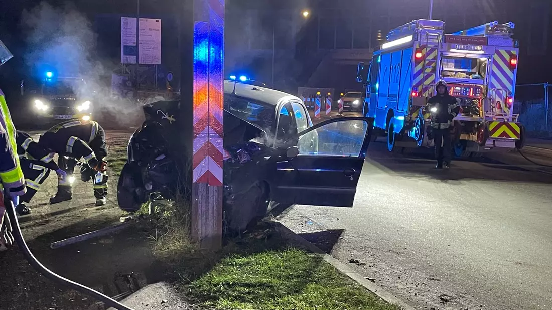 FW Dinslaken: PKW kollidiert mit Stahlpfeiler - Bild: presseportal.de