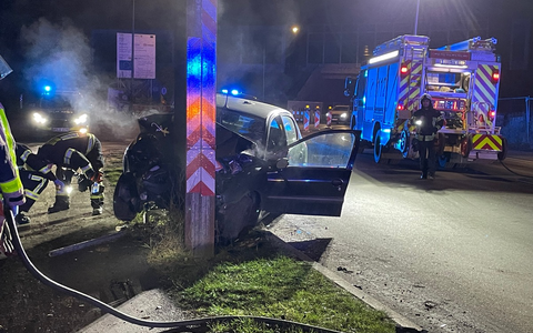 FW Dinslaken: PKW kollidiert mit Stahlpfeiler - Foto: presseportal.de