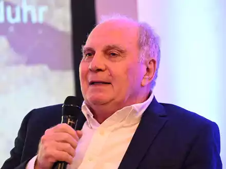 Uli Hoeneß hält die jüngsten Entwicklungen auf dem Transfermarkt für «gaga». - Foto: Felix Hörhager/dpa