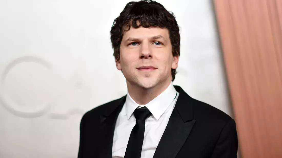 Jesse Eisenberg sehnt sich nach Lob durch den KI-Chatbot ChatGPT. (Archivbild) - Bild: Richard Shotwell/Invision/dpa