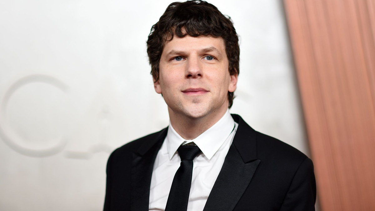 Jesse Eisenberg sehnt sich nach Lob durch den KI-Chatbot ChatGPT. (Archivbild) - Foto: Richard Shotwell/Invision/dpa