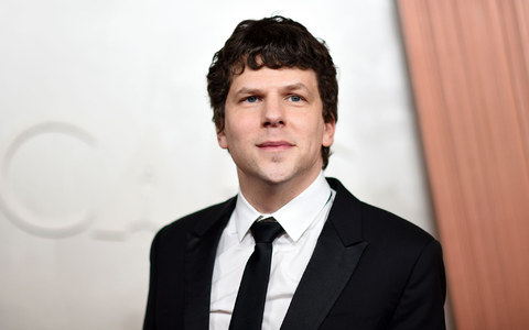Jesse Eisenberg sehnt sich nach Lob durch den KI-Chatbot ChatGPT. (Archivbild) - Foto: Richard Shotwell/Invision/dpa