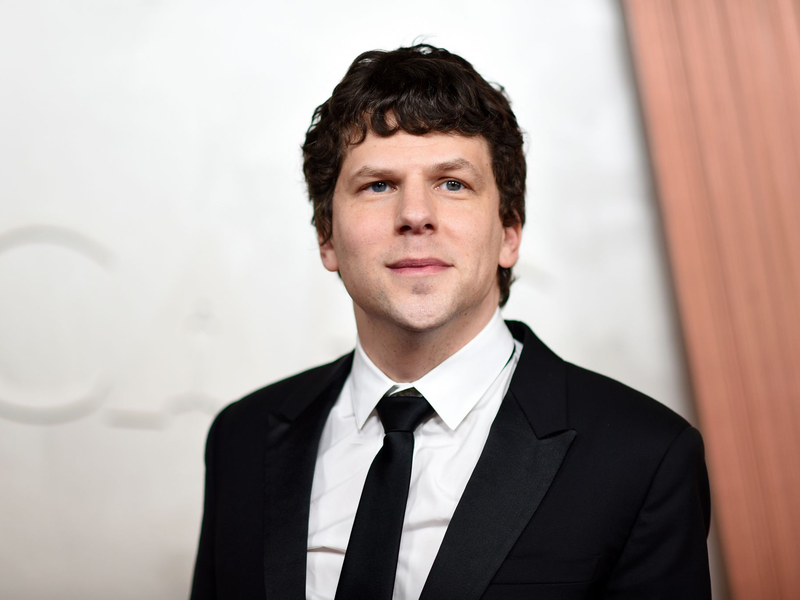 Jesse Eisenberg sehnt sich nach Lob durch den KI-Chatbot ChatGPT. (Archivbild) - Foto: Richard Shotwell/Invision/dpa