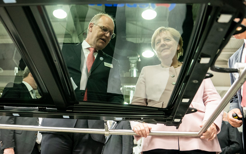 Der scheidende Webasto-Chef Holger Engelmann in besseren Tagen im Jahr 2019. Hier demonstriert der Manager der früheren Bundeskanzlerin Angela Merkel in einem Werk im chinesischen Wuhan die Fertigung von Schiebedächern. - Foto: Michael Kappeler/dpa
