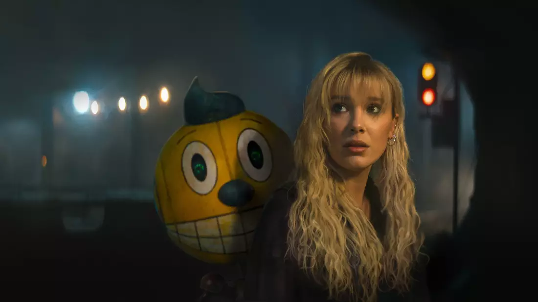 In einem verlassenen Einkaufszentrum finden Keats (Chris Pratt) und Michelle (Millie Bobby Brown) Zuflucht bei skurrilen, aber freundlichen Robotern. - Bild: -/Netflix /dpa