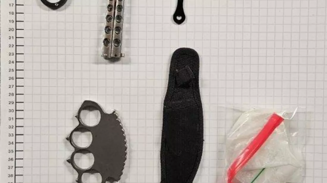 BPOL NRW: Bundespolizei stellt 3 Messer und 2 Schlagringe bei 34-Jährigen sicher - Bild: presseportal.de