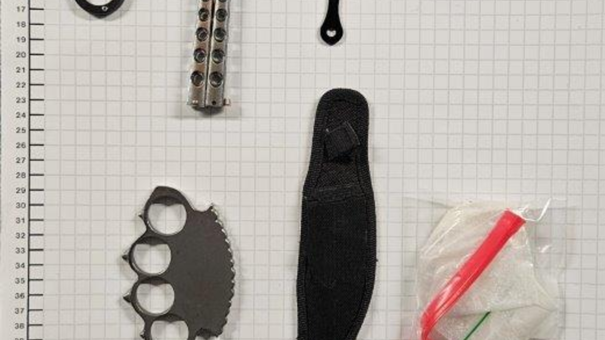 BPOL NRW: Bundespolizei stellt 3 Messer und 2 Schlagringe bei 34-Jährigen sicher - Foto: presseportal.de