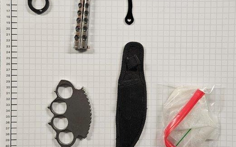 BPOL NRW: Bundespolizei stellt 3 Messer und 2 Schlagringe bei 34-Jährigen sicher - Foto: presseportal.de