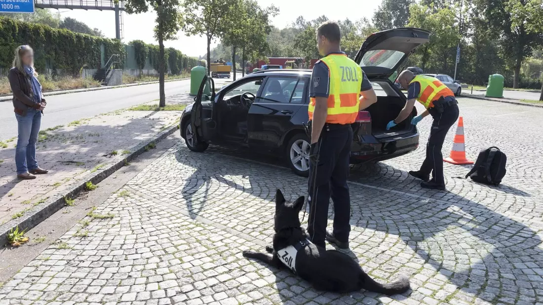 HZA-DU: Hauptzollamt Duisburg stellt über 16 Kilogramm Marihuana sicher - 31-jährige Frau vorläufig festgenommen - Bild: presseportal.de