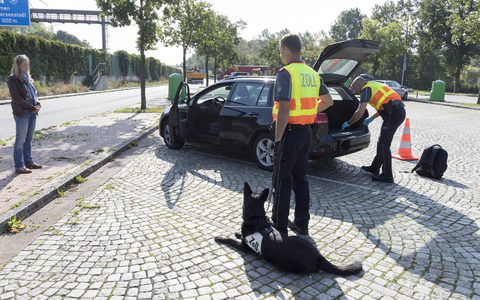 HZA-DU: Hauptzollamt Duisburg stellt über 16 Kilogramm Marihuana sicher - 31-jährige Frau vorläufig festgenommen - Foto: presseportal.de