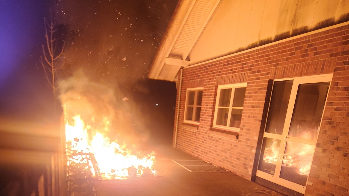 POL-IZ: 250313.1 Meldorf: Brand auf Schulgelände - Polizei sucht Zeugen - Foto: presseportal.de
