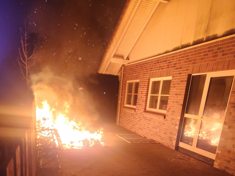 POL-IZ: 250313.1 Meldorf: Brand auf Schulgelände - Polizei sucht Zeugen - Foto: presseportal.de