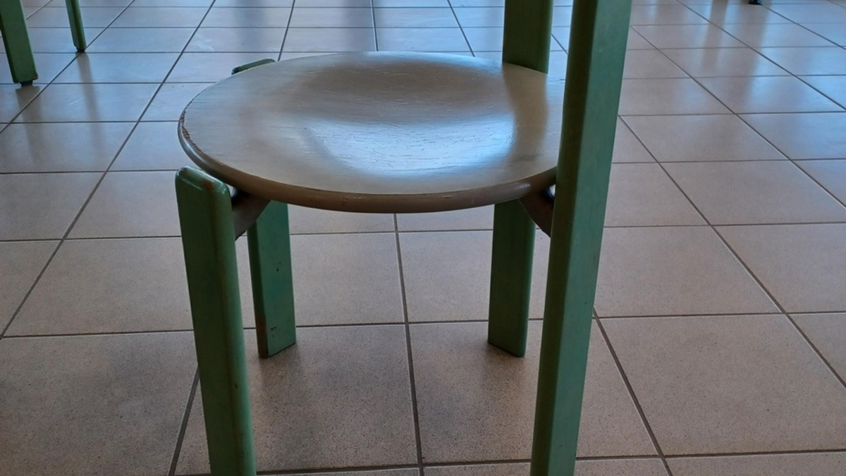 POL-HL: HL - St. Jürgen / Diebstahl von Stühlen aus Mensa - Polizei sucht Zeugen - Foto: presseportal.de