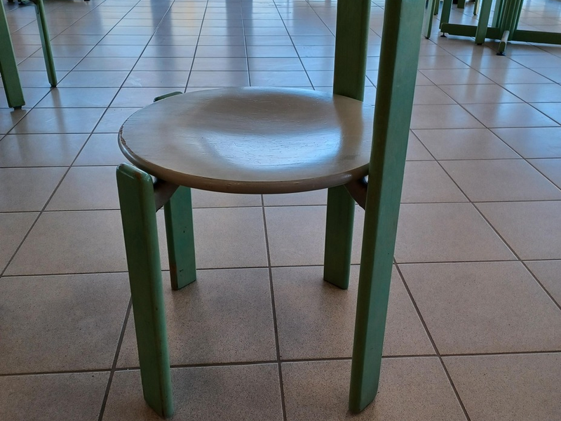 POL-HL: HL - St. Jürgen / Diebstahl von Stühlen aus Mensa - Polizei sucht Zeugen - Foto: presseportal.de