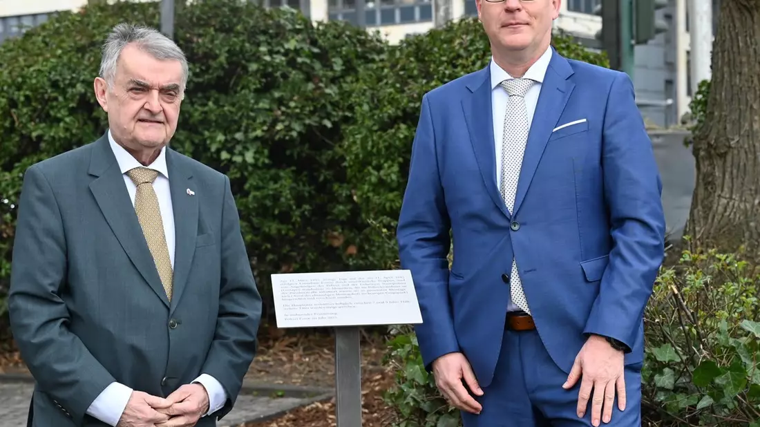 POL-E: Essen: NRW-Innenminister Herbert Reul und Polizeipräsident Andreas Stüve weihen Gedenktafel zum sogenannten Montagsloch ein - Bild: presseportal.de