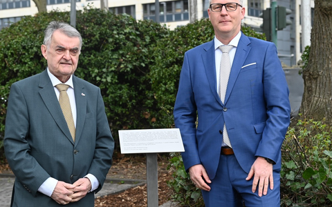POL-E: Essen: NRW-Innenminister Herbert Reul und Polizeipräsident Andreas Stüve weihen Gedenktafel zum sogenannten Montagsloch ein - Foto: presseportal.de