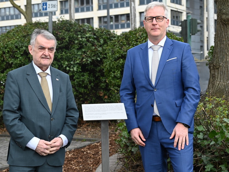 POL-E: Essen: NRW-Innenminister Herbert Reul und Polizeipräsident Andreas Stüve weihen Gedenktafel zum sogenannten Montagsloch ein - Foto: presseportal.de