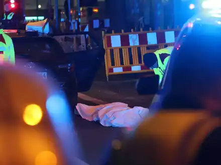 Ein Beamter der Polizei untersucht den Tatort.  - Foto: Christoph Reichwein/dpa