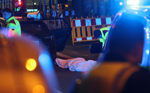 Ein Beamter der Polizei untersucht den Tatort.  - Foto: Christoph Reichwein/dpa