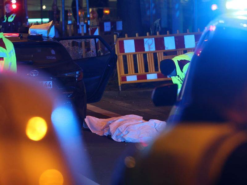 Ein Beamter der Polizei untersucht den Tatort.  - Foto: Christoph Reichwein/dpa