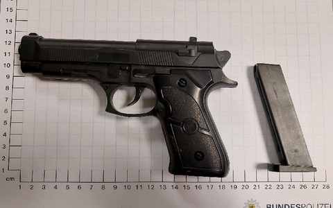 BPOL NRW: Hauptbahnhof Münster - Jugendlicher zielt mit Spielzeugwaffe auf Freund und löst Polizeieinsatz aus - Foto: presseportal.de