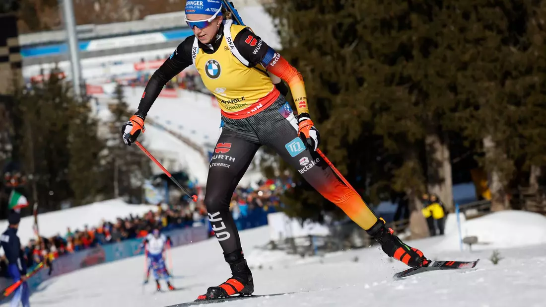 Franziska Preuß (rechts) kämpft gegen Lou Jeanmonnot (Mitte) um den Sieg im Gesamtweltcup. - Bild: Alessandro Trovati/AP/dpa