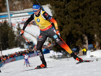 Franziska Preuß (rechts) kämpft gegen Lou Jeanmonnot (Mitte) um den Sieg im Gesamtweltcup. - Foto: Alessandro Trovati/AP/dpa
