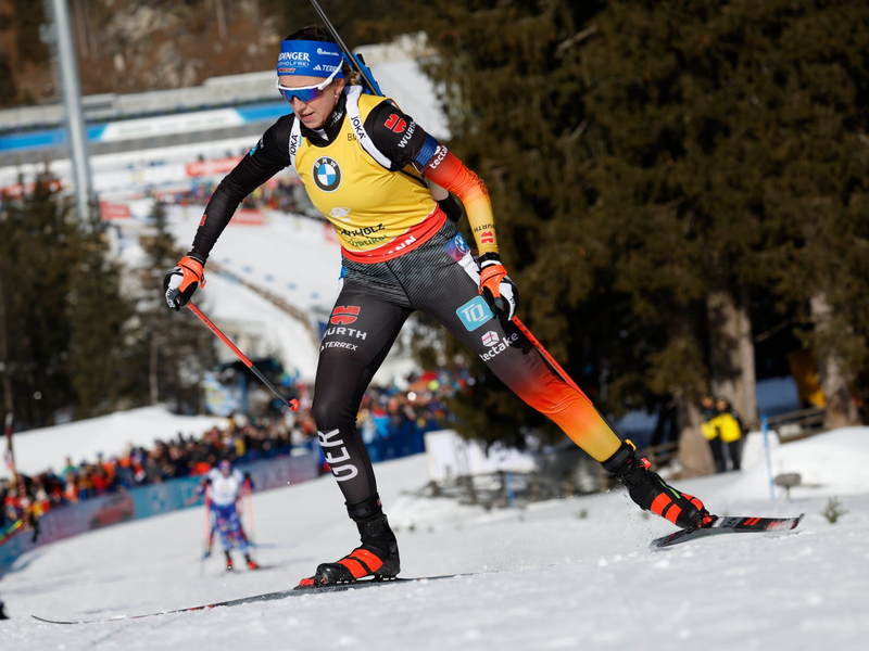 Franziska Preuß (rechts) kämpft gegen Lou Jeanmonnot (Mitte) um den Sieg im Gesamtweltcup. - Foto: Alessandro Trovati/AP/dpa
