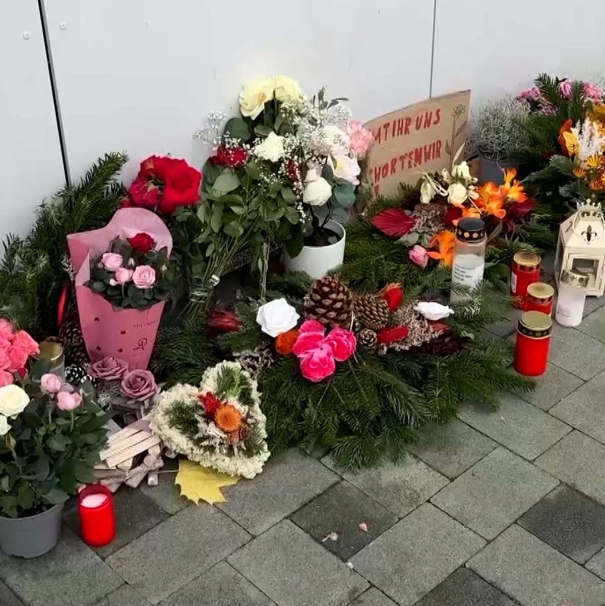 Nach der Tötung einer Mutter und ihrer Töchter in Berlin-Marzahn steht der Partner und Vater in Berlin vor Gericht. (Archivbild)  - Foto: Marco Porzig/dpa