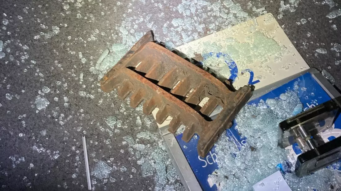 POL-EN: Hattingen: Glasscheibe eines Handyladens mit Gullideckel eingeschlagen - Bild: presseportal.de