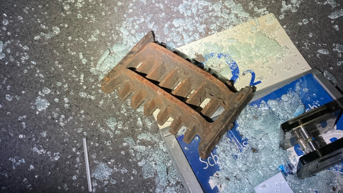 POL-EN: Hattingen: Glasscheibe eines Handyladens mit Gullideckel eingeschlagen - Foto: presseportal.de