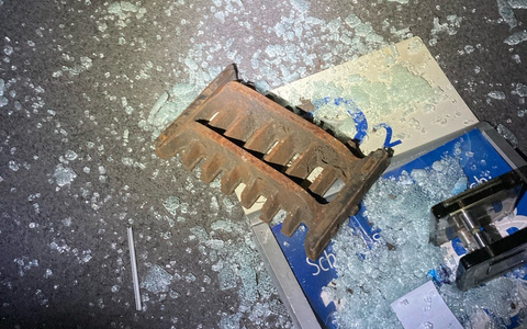 POL-EN: Hattingen: Glasscheibe eines Handyladens mit Gullideckel eingeschlagen - Foto: presseportal.de POL-EN: Hattingen: Glasscheibe eines Handyladens mit Gullideckel eingeschlagen - Foto: presseportal.de