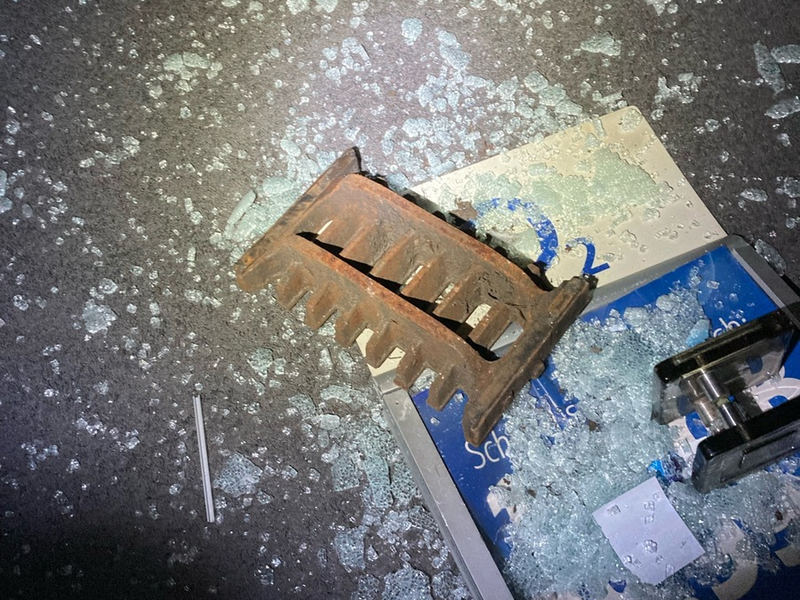 POL-EN: Hattingen: Glasscheibe eines Handyladens mit Gullideckel eingeschlagen - Foto: presseportal.de