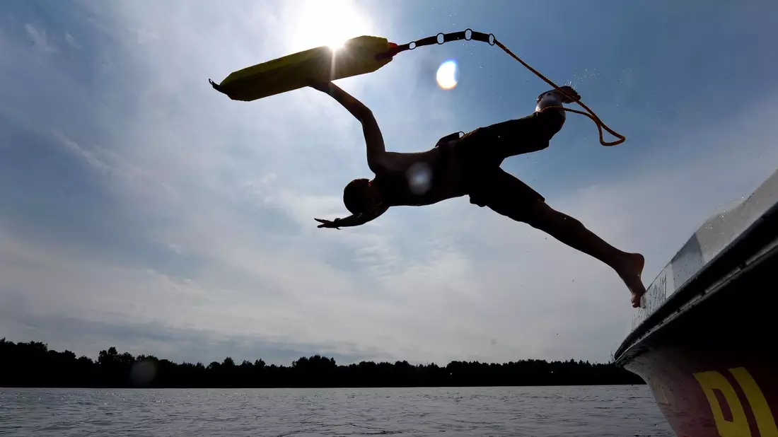 Im dritten Jahr in Folge steigt 2024 die Zahl der Ertrunkenen, warnen die DLRG-Lebensretter. (Symbolbild) - Bild: Peter Steffen/dpa