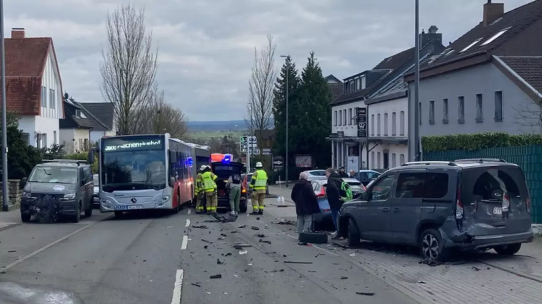 POL-AC: Zusammenstoß auf der Trierer Straße - Autofahrer leicht verletzt - Bild: presseportal.de
