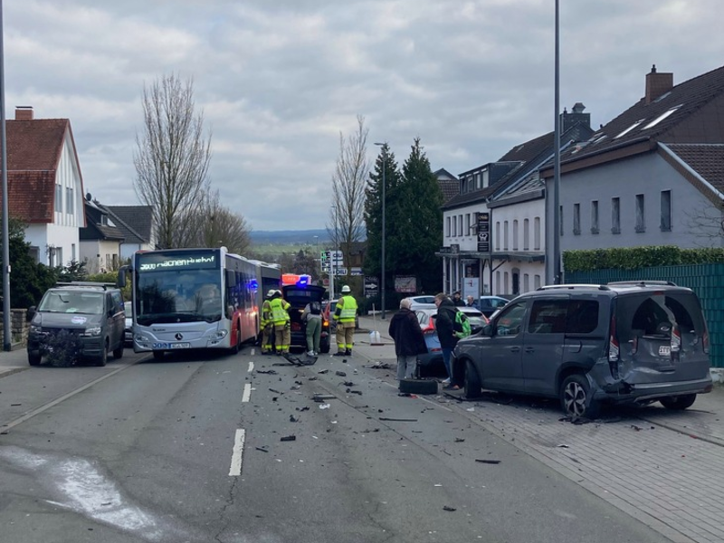 POL-AC: Zusammenstoß auf der Trierer Straße - Autofahrer leicht verletzt - Foto: presseportal.de