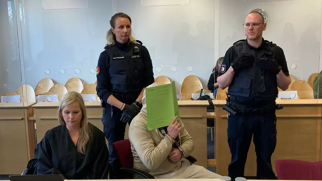  Der 31-Jährige ist wegen grausamen Mordes und schwerer Kindesmisshandlung angeklagt.  - Bild: Bernhard Sprengel/dpa