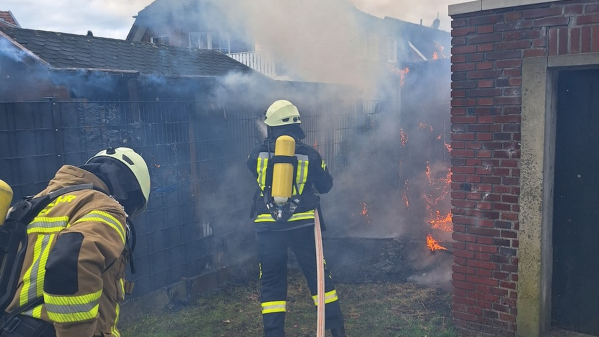 FW-Greven: Brennt Holzschuppen an Haus - Foto: presseportal.de
