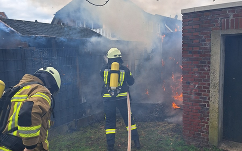 FW-Greven: Brennt Holzschuppen an Haus - Foto: presseportal.de