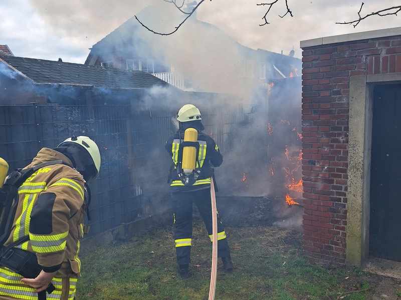 FW-Greven: Brennt Holzschuppen an Haus - Foto: presseportal.de