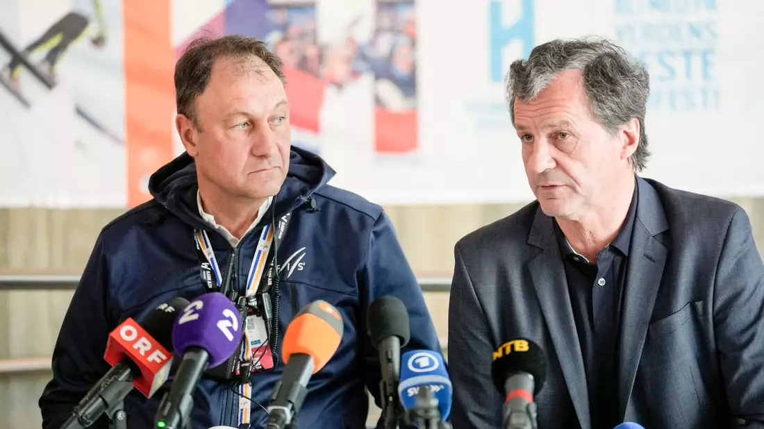 Fis-Rennleiter Sandro Pertile (l) wirkt angeschlagen. - Bild: Terje Bendiksby/NTB/dpa