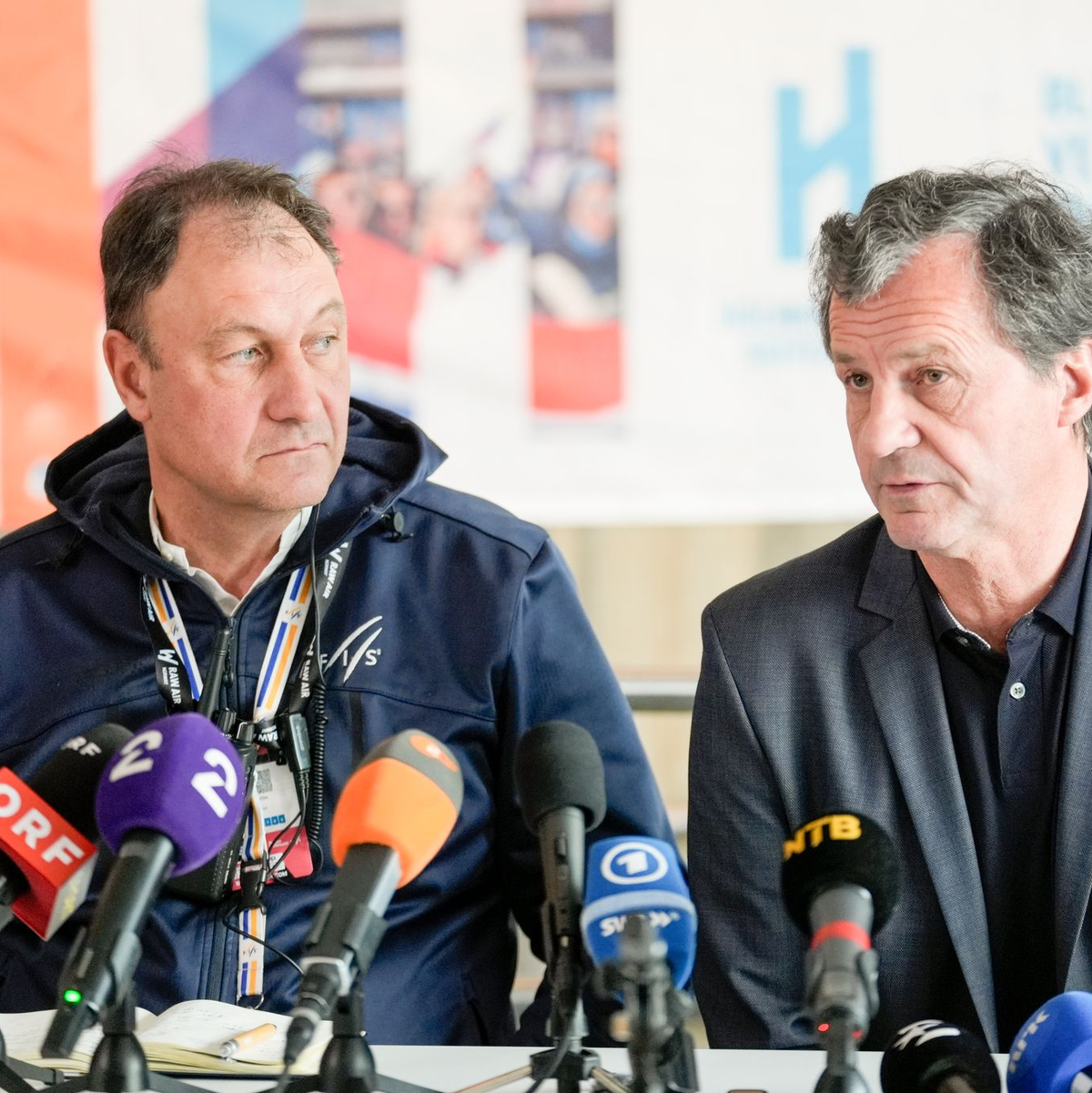 Fis-Rennleiter Sandro Pertile (l) wirkt angeschlagen. - Foto: Terje Bendiksby/NTB/dpa