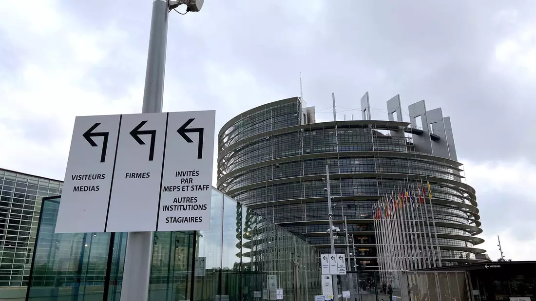 Wer als Lobbyist einen Zugangsausweis zum Inneren des EU-Parlaments haben will, muss sich in ein Register eintragen. - Bild: Marek Majewsky/dpa