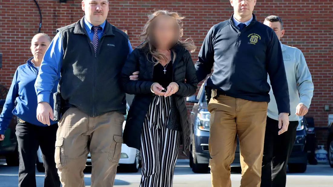 Die Stiefmutter soll einen heute 32-Jährigen 20 Jahre lang im Haus eingesperrt haben. - Bild: -/Waterbury Police Department/AP/dpa